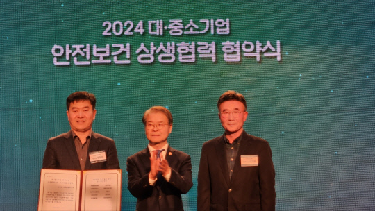 정창권(왼쪽부터) SKT 안전보건 담당, 이정식 고용노동부장관(중앙), 협력사 예림피앤에프 이재봉 대표가 기념사진을 찍고 있다. SKT 제공